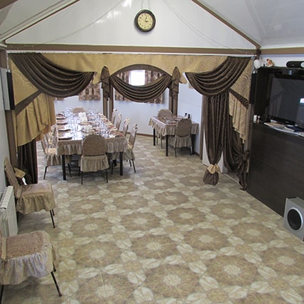 Зал для мероприятий с караоке и телевизором в кафе Уржум